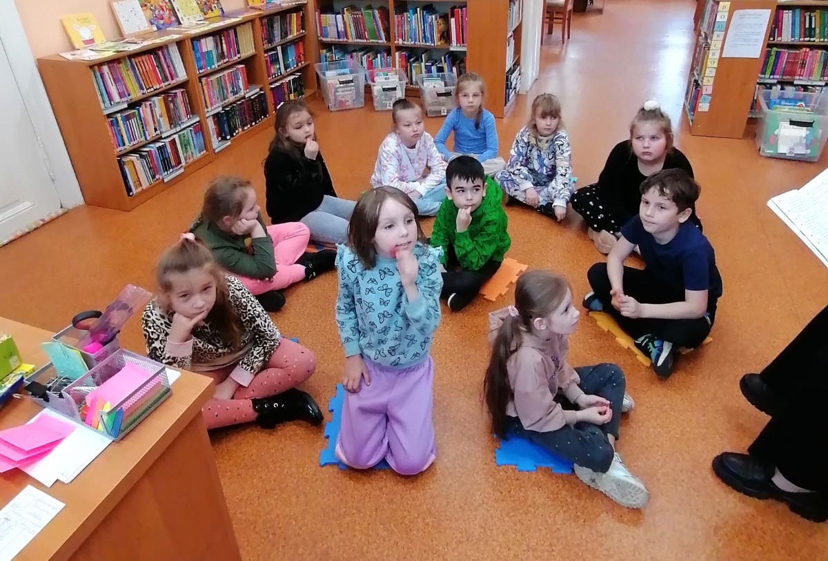 Zdjęcie: Dzieci z wizytą w bibliotece