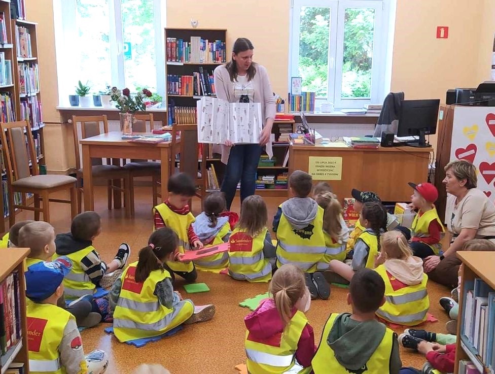 Zdjęcie: Przedszkolaki zwiedzają bibliotekę