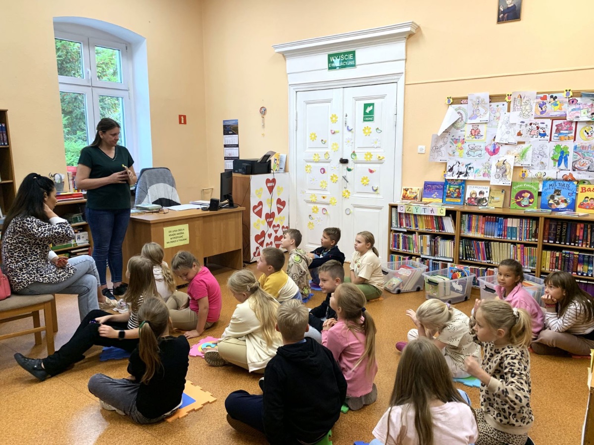 Galeria zdjęć: Drugoklasiści odwiedzają bibliotekę