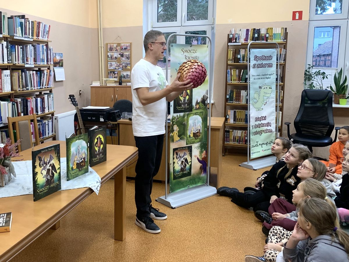 Galeria zdjęć: Smocze rymy, czyli spotkanie autorskie z Pawłem Gołuchem