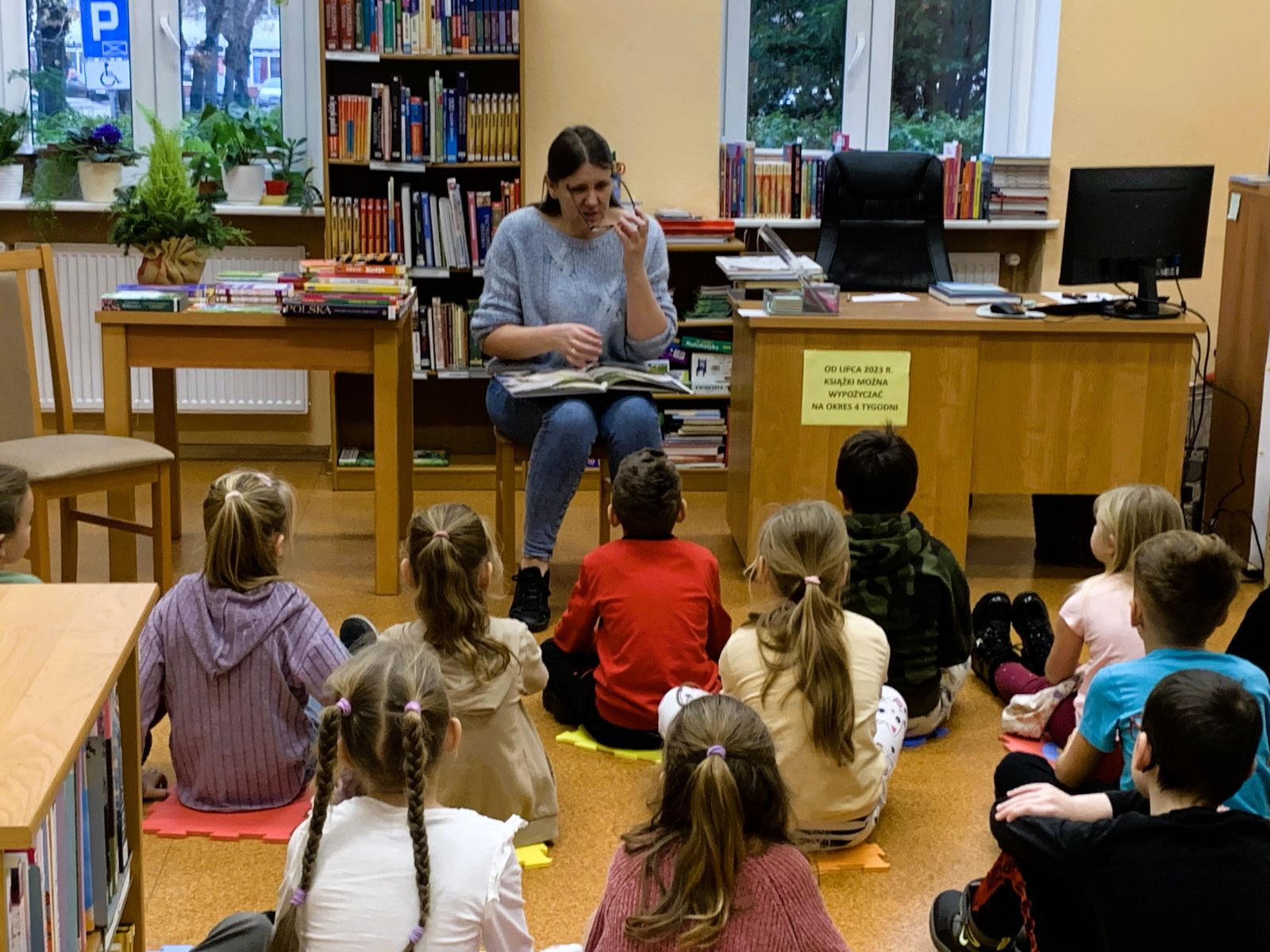 Zdjęcie: Uczniowie z wizytą w bibliotece