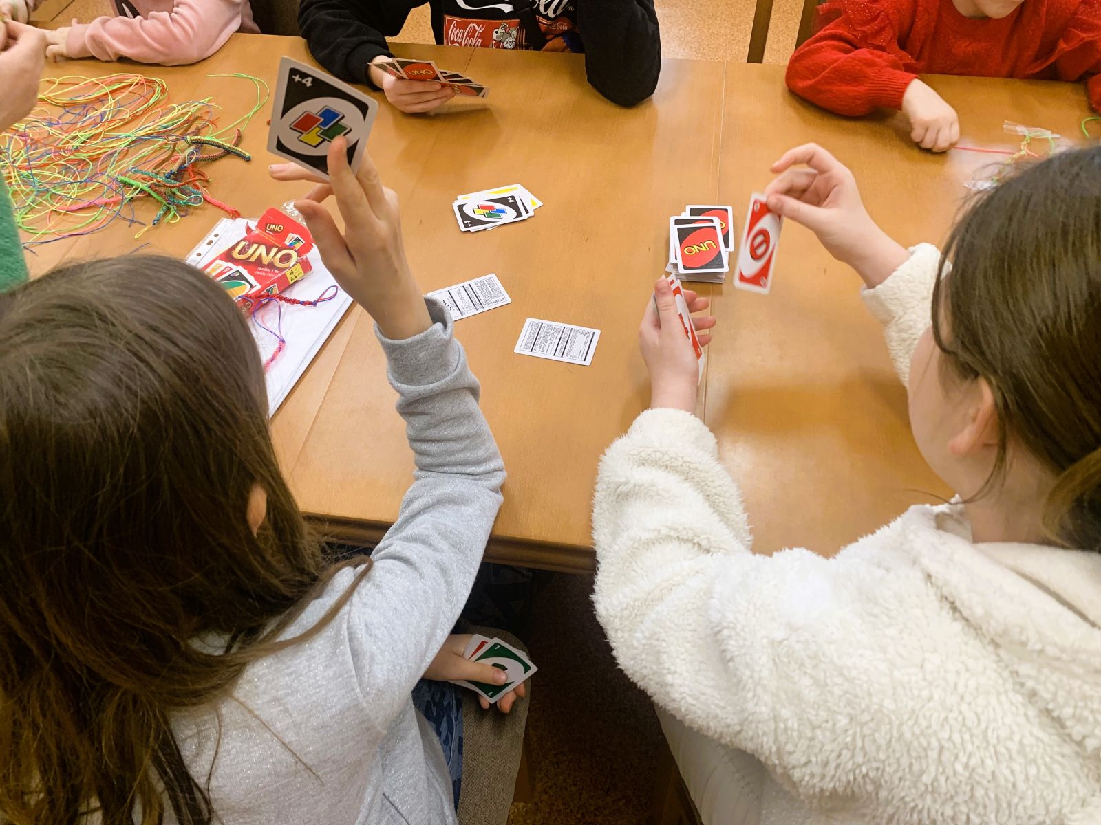 Zdjęcie przedstawiające dzieci grające w grę planszową.